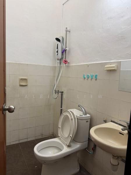 2-storey Terraced House for Sale in Grisek (Johor) - Albert Liew - Bathroom - PropertyGuru.com.my
