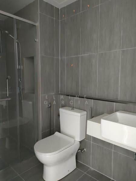 Kediaman Servis untuk Dijual di The Pulse Residence - Elaine Garcia - Bathroom - PropertyGuru.com.my