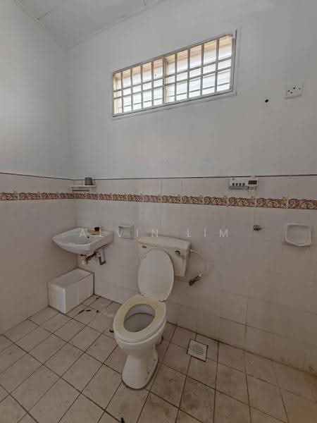 Rumah Teres 1-Tingkat untuk Disewa di Bandar Putra Kulai (Kulai) - Alvin Lim - Bathroom - PropertyGuru.com.my