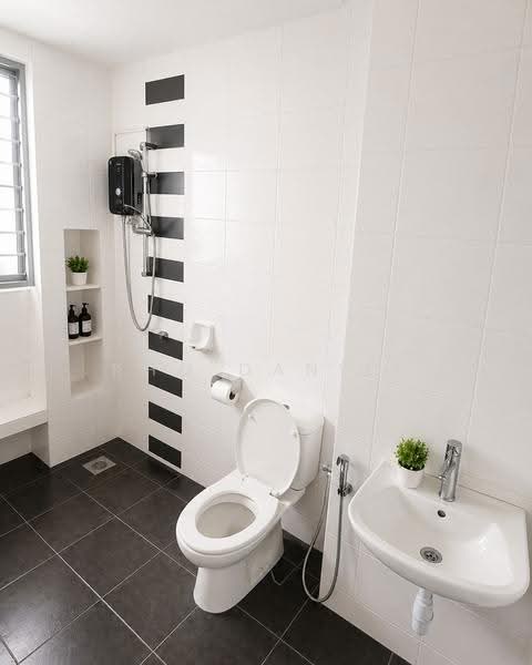 Kondominium untuk Dijual di Lagoon Suites - Kho Daniel - Bathroom - PropertyGuru.com.my