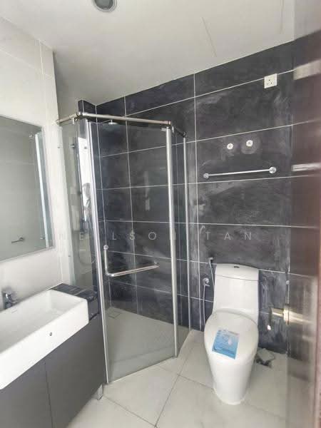 Kondominium untuk Dijual di Kings Bay @ Country Garden Danga Bay - Neilson Tan - Bathroom - PropertyGuru.com.my