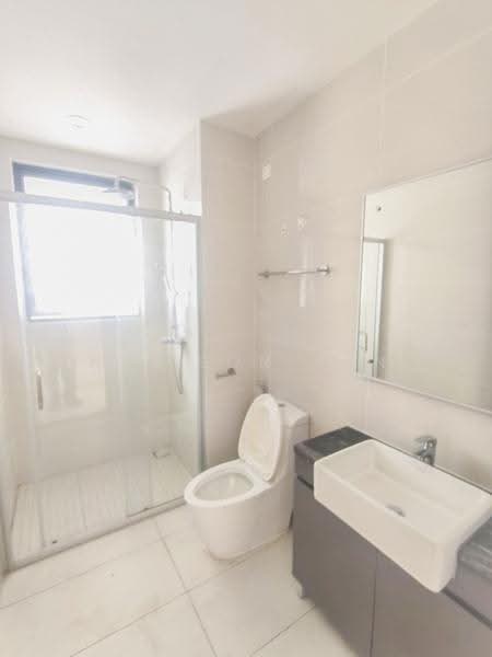 Kondominium untuk Dijual di Kings Bay @ Country Garden Danga Bay - Neilson Tan - Bathroom - PropertyGuru.com.my