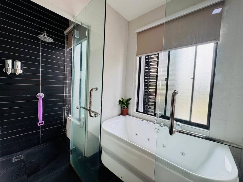 Semi-Detached House for Sale in Shah Alam (Selangor) - Nahathir Shahabudin - Bathroom - PropertyGuru.com.my