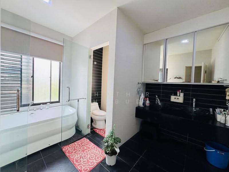Semi-Detached House for Sale in Shah Alam (Selangor) - Nahathir Shahabudin - Bathroom - PropertyGuru.com.my