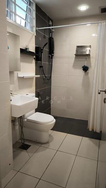 Kediaman Servis untuk Dijual di De Centrum Residences - Marcus Koh - Bathroom - PropertyGuru.com.my
