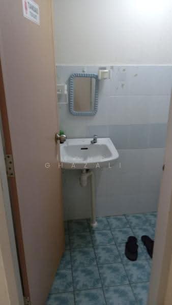 Pangsapuri untuk Dijual di Seremban Putra - Mohd Ghazali - Bathroom - PropertyGuru.com.my