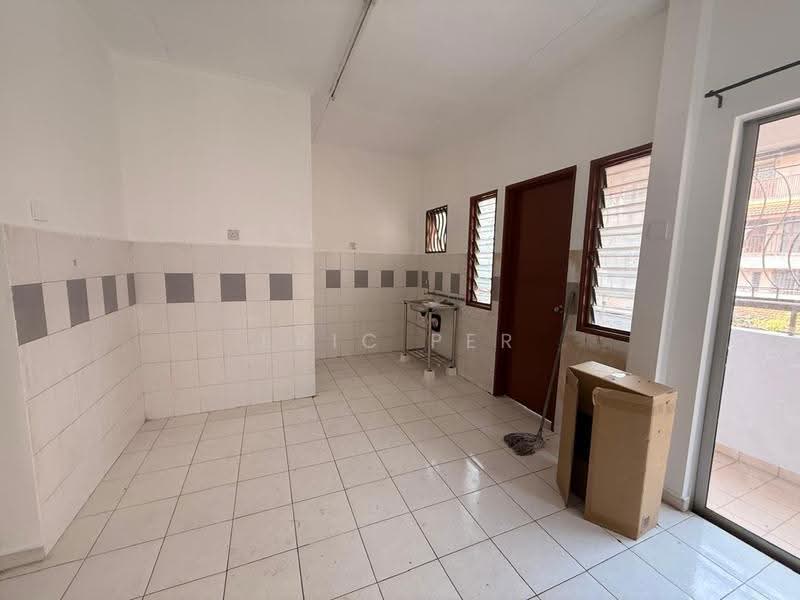 Townhouse for Rent in Batu Caves (Selangor) - Eric Per - Kitchen - PropertyGuru.com.my