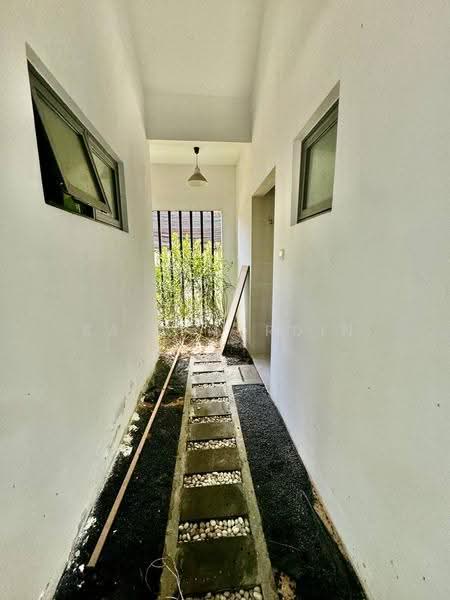 Bungalow House untuk Dijual di Seksyen 7 (Shah Alam) - Sa'a Nordin - Entrance - PropertyGuru.com.my