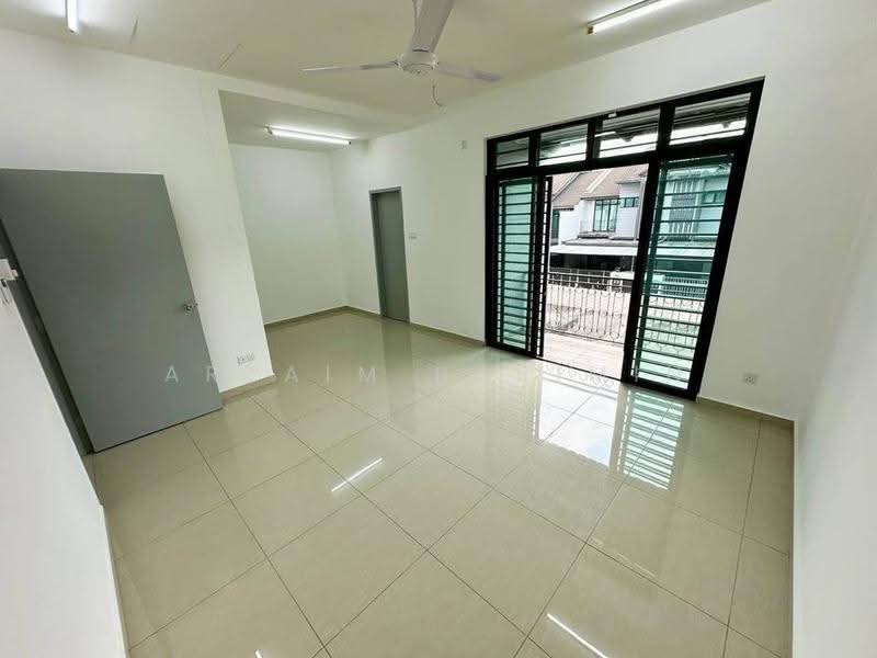 Rumah Teres 2-Tingkat untuk Dijual di Bandar Putra Kulai (Kulai) - Arzaim Barimin - Living Room - PropertyGuru.com.my