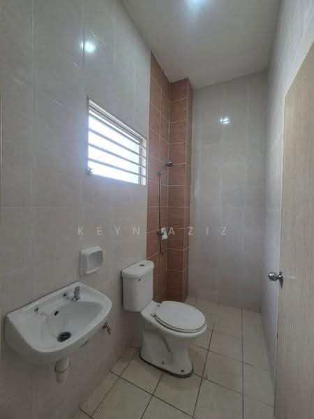 Rumah Berkembar untuk Disewa di Bandar Saujana Putra (Tanjong Duabelas) - Keyn Aziz - Bathroom - PropertyGuru.com.my
