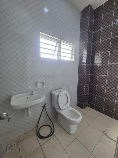Rumah Berkembar untuk Disewa di Bandar Saujana Putra (Tanjong Duabelas) - Keyn Aziz - Bathroom - PropertyGuru.com.my