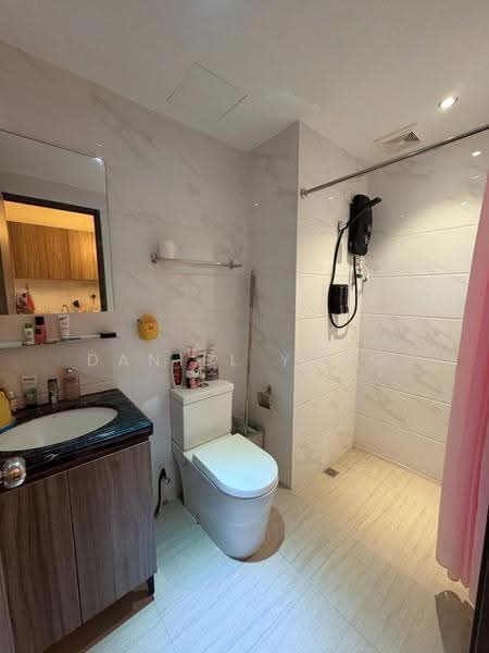 Kediaman Servis untuk Dijual di Country Garden Central Park - Daniel Yong - Bathroom - PropertyGuru.com.my