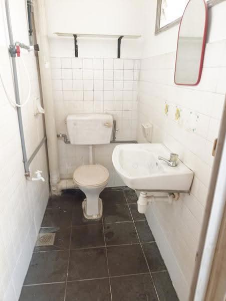 Pangsapuri untuk Dijual di Dahlia Apartment - Max Low - Bathroom - PropertyGuru.com.my