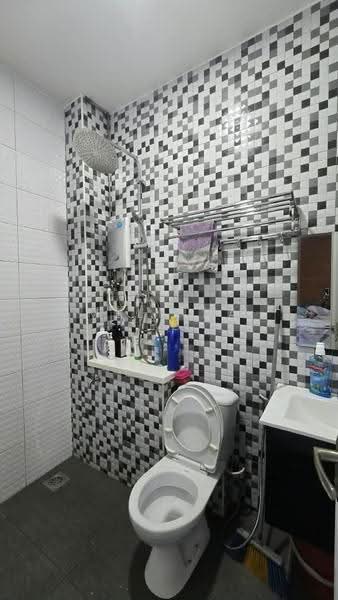 Rumah Teres 2-Tingkat untuk Dijual di Setia Tropika (Johor Bahru) - Melinda Ee - Bathroom - PropertyGuru.com.my