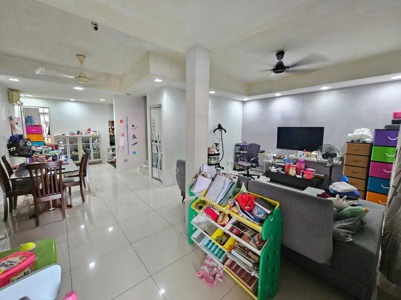 Rumah Teres 2-Tingkat untuk Dijual di Bandar Putra Permai (Seri Kembangan) - Leo Koh - Living Room - PropertyGuru.com.my