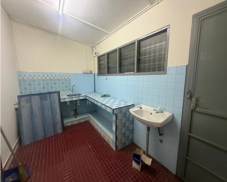 Rumah Teres 2-Tingkat untuk Disewa di Taman Tas (Kuantan) - Kenny Loo - Kitchen - PropertyGuru.com.my