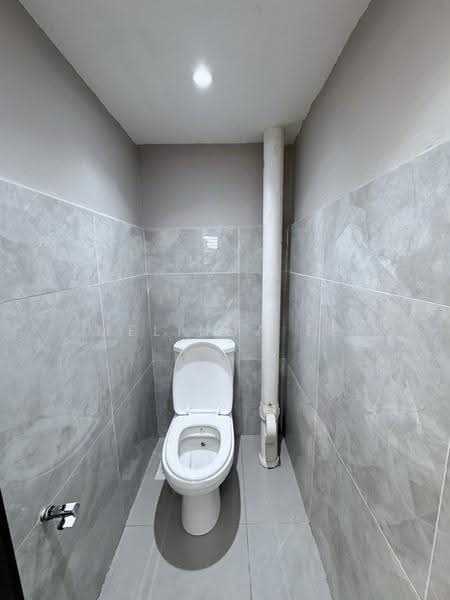 Rumah Flat untuk Dijual di Rumah Pangsa Permas Jaya - Melinda Ee - Bathroom - PropertyGuru.com.my
