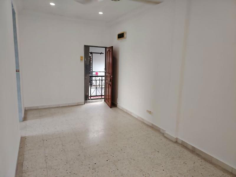 Pangsapuri untuk Dijual di Pangsapuri Sri Mayang - HL Lau - Living Room - PropertyGuru.com.my