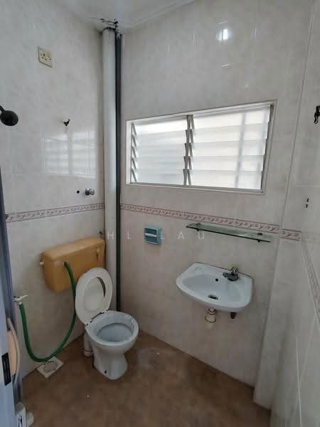Pangsapuri untuk Dijual di Pangsapuri Sri Mayang - HL Lau - Bathroom - PropertyGuru.com.my