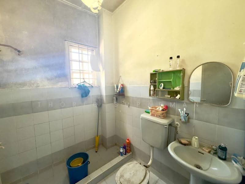 Rumah Teres 2-Tingkat untuk Dijual di Serdang Raya (Seri Kembangan) - Thoriq Suparman - Bathroom - PropertyGuru.com.my