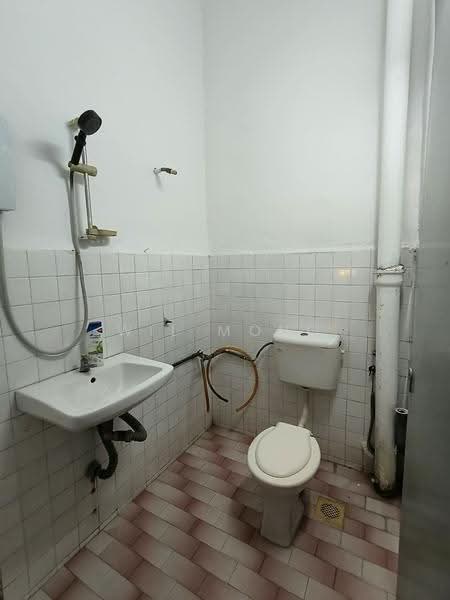 Rumah Teres 2-Tingkat untuk Disewa di Taman Kota Kulai (Kulai) - Wil Mong - Bathroom - PropertyGuru.com.my