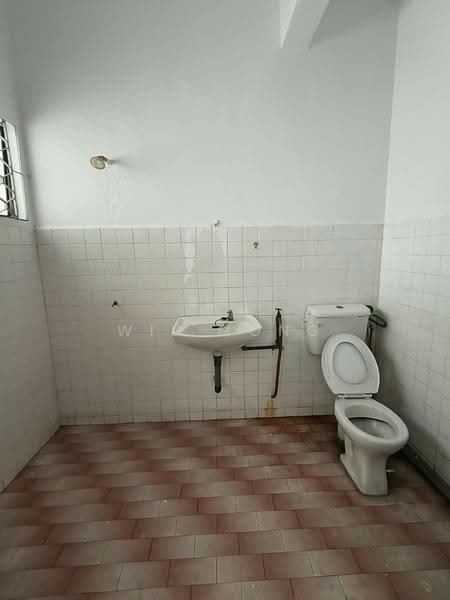 Rumah Teres 2-Tingkat untuk Disewa di Taman Kota Kulai (Kulai) - Wil Mong - Bathroom - PropertyGuru.com.my