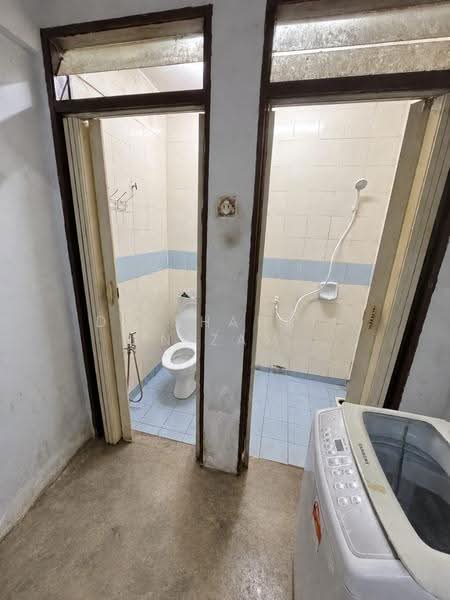 Rumah Flat untuk Disewa di Flat PKNS Section 7 - Dr Shahril Nizam - Bathroom - PropertyGuru.com.my