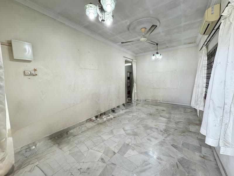 1-storey Terraced House for Sale in Taman Bukit Tiram (Ulu Tiram) - Chloe Chin - Living Room - PropertyGuru.com.my