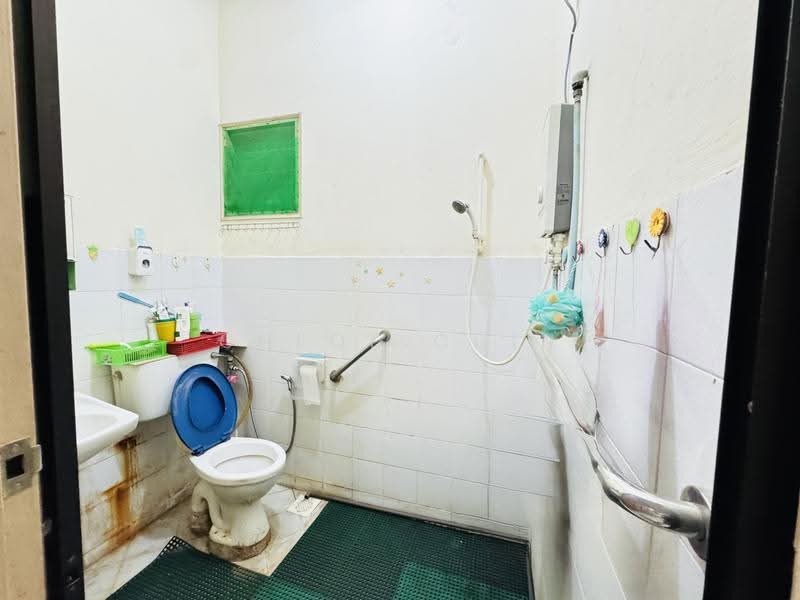 1-storey Terraced House for Sale in Taman Bukit Tiram (Ulu Tiram) - Chloe Chin - Bathroom - PropertyGuru.com.my