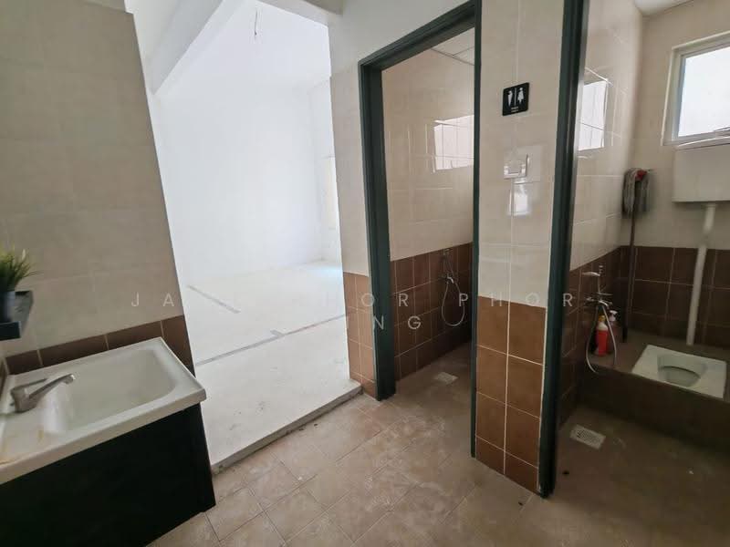Shop / Office for Rent in Setia Alam (Selangor) - Jack Khor Phor Jiing - Bathroom - PropertyGuru.com.my