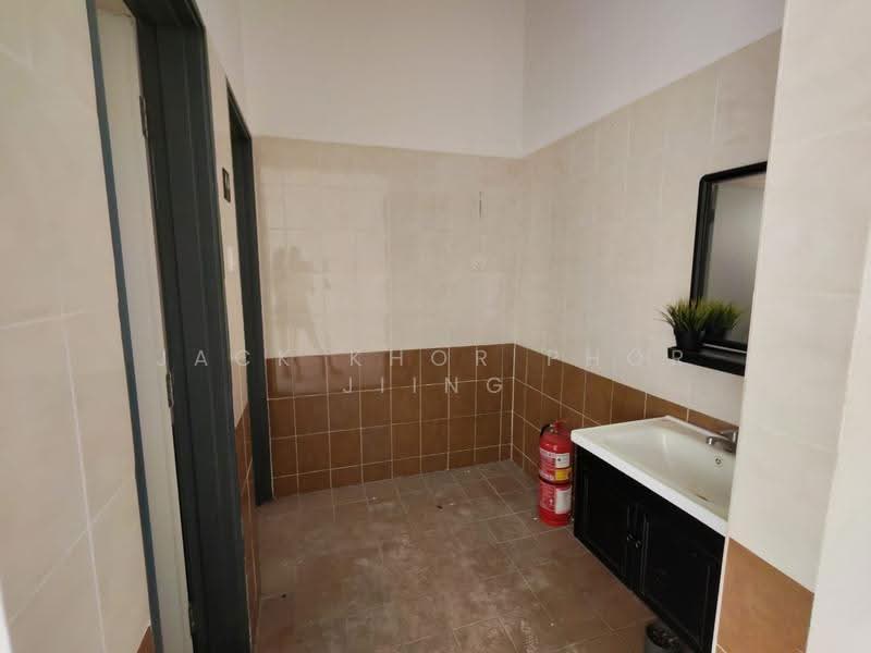 Shop / Office for Rent in Setia Alam (Selangor) - Jack Khor Phor Jiing - Bathroom - PropertyGuru.com.my