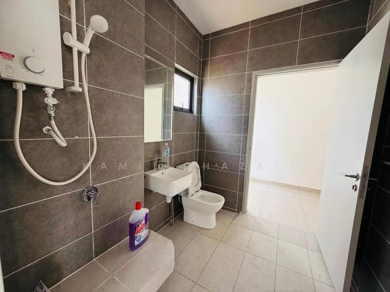 Rumah Berkembar untuk Dijual di Cyberjaya (Selangor) - Kamil Ghazali - Bathroom - PropertyGuru.com.my