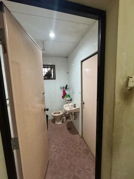 2-storey Terraced House for Rent in Taman Bukit Mewah (Tampoi) - Wil Mong - Bathroom - PropertyGuru.com.my