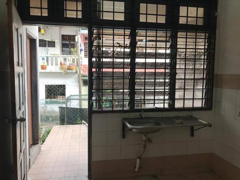 2-storey Terraced House for Sale in Taman Desa Cemerlang (Ulu Tiram) - Ee Fong Toh - Kitchen - PropertyGuru.com.my