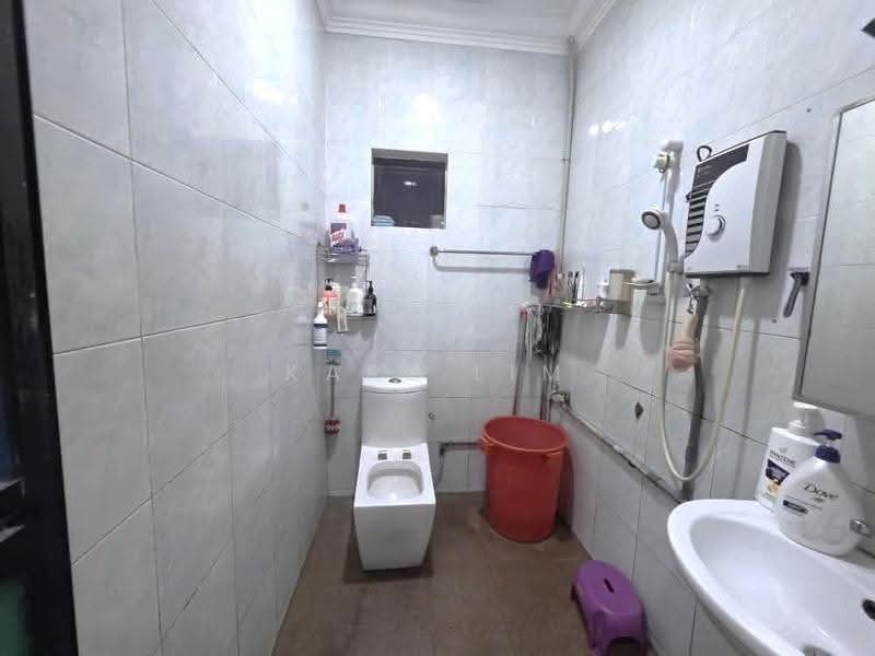 1-storey Terraced House for Sale in Taman Johor Jaya (Johor Bahru) - Karl Lim - Bathroom - PropertyGuru.com.my