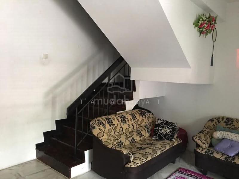 Rumah Teres 2-Tingkat untuk Dijual di Bandar Putra Permai (Seri Kembangan) - ITA AHMAT - Living Room - PropertyGuru.com.my