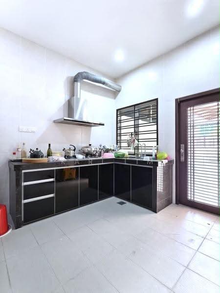 Cluster House for Sale in Taman Seri Austin (Tebrau) - Karl Lim - Kitchen - PropertyGuru.com.my