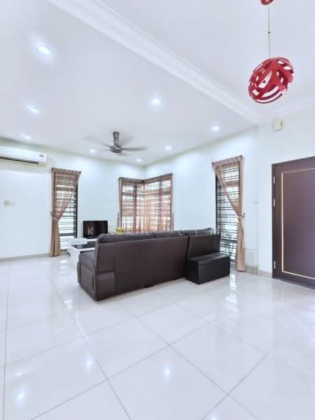 Cluster House for Sale in Taman Seri Austin (Tebrau) - Karl Lim - Living Room - PropertyGuru.com.my