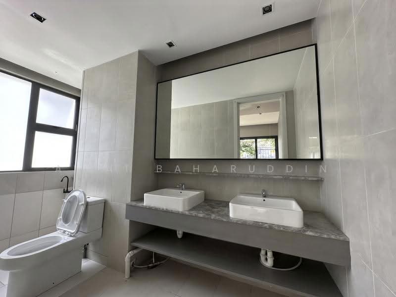 Commercial Bungalow for Rent in KL City Centre (Kuala Lumpur) - Aizat Baharuddin - Bathroom - PropertyGuru.com.my