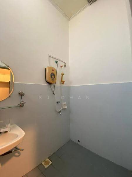 Rumah Teres 1.5-Tingkat untuk Disewa di Taman Pelangi Indah (Ulu Tiram) - SJ CHAN - Bathroom - PropertyGuru.com.my