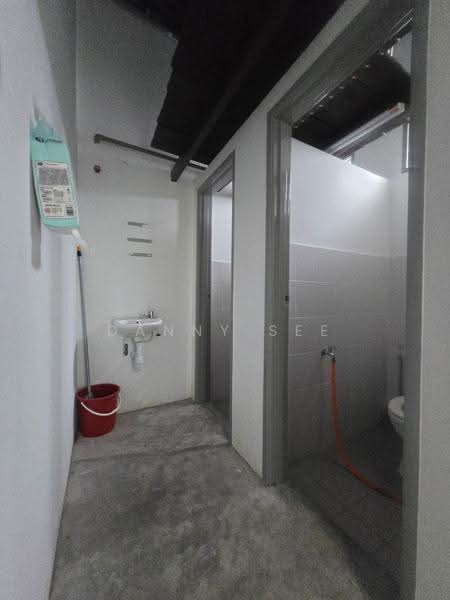 Kedai / Pejabat untuk Disewa di Kelapa Sawit (Kulai) - Danny See - Bathroom - PropertyGuru.com.my