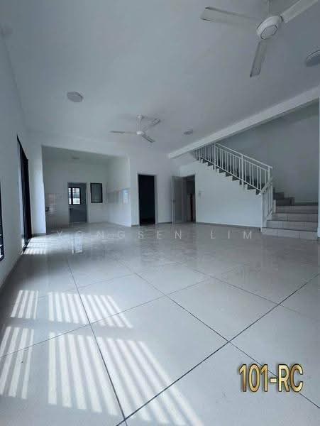 2-storey Terraced House for Sale in Setia Utama (Setia Alam) - Yongsen Lim - Living Room - PropertyGuru.com.my