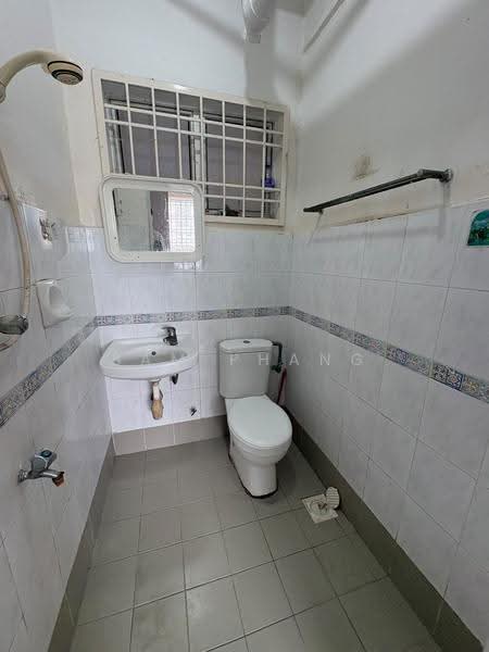 Pangsapuri untuk Disewa di Bayu Puteri 2 - Sam Phang - Bathroom - PropertyGuru.com.my