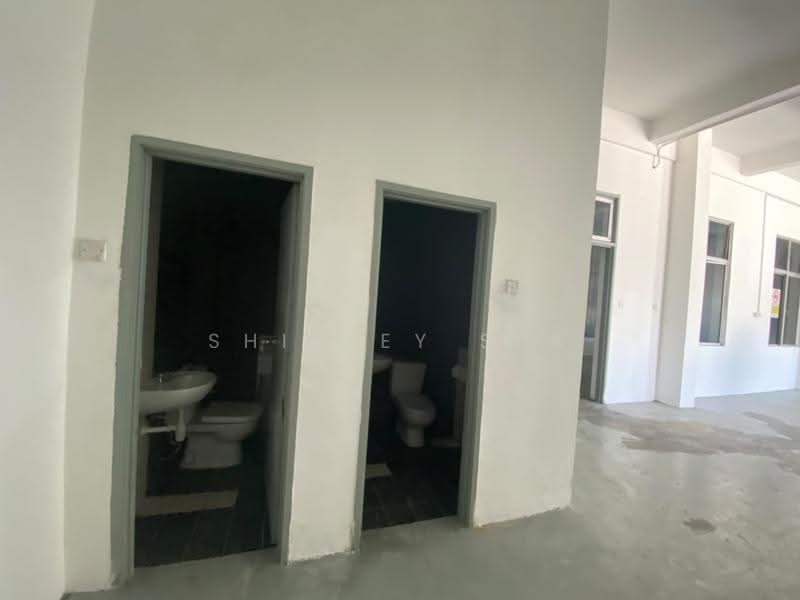 Factory for Rent in Taman Perindustrian Kinrara (Bandar Kinrara) - Shirley Sea - Bathroom - PropertyGuru.com.my