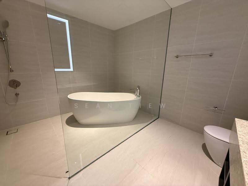 Kediaman Servis untuk Dijual di Star Residences Three - Sean Tiew - Bathroom - PropertyGuru.com.my