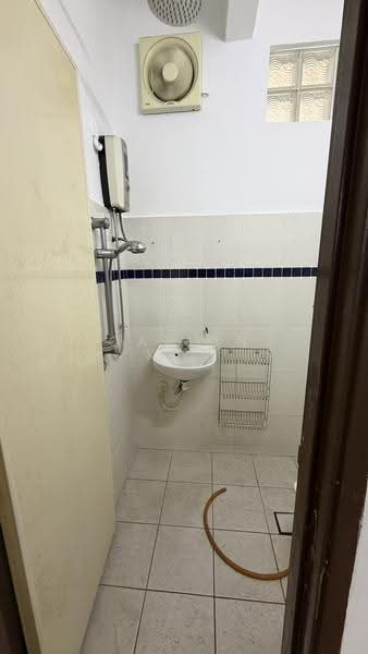 2.5-storey Terraced House for Sale in Seksyen 17 (Petaling Jaya) - Calvin Kok - Bathroom - PropertyGuru.com.my