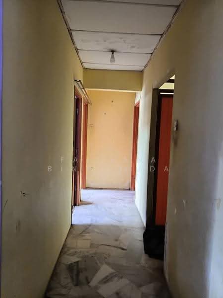 Pangsapuri untuk Dijual di Putra Permai Block C - Faliyana binti Muda - Corridor - PropertyGuru.com.my