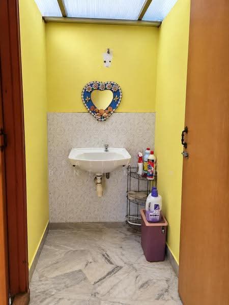 Pangsapuri untuk Dijual di Putra Permai Block C - Faliyana binti Muda - Bathroom - PropertyGuru.com.my
