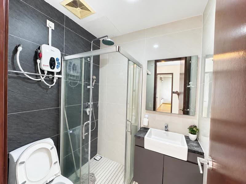 Condominium for Rent at Royal Strand @ Country Garden Danga Bay - Ray Lee - Bathroom - PropertyGuru.com.my