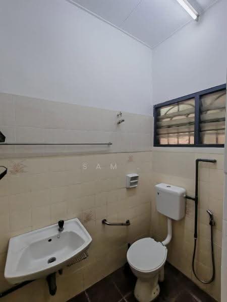 Shop / Office for Sale in Ipoh (Perak) - Sam . - Bathroom - PropertyGuru.com.my